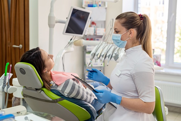 How Teenagers Can Benefit From Seeing A Family Dentist For Dental Cleanings